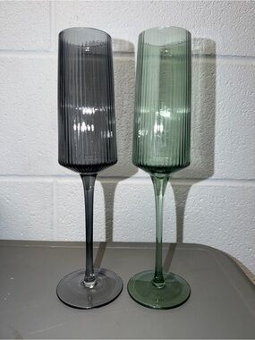 Set of 2 Ribbed Stem Champagne Flutes in Gray and Green